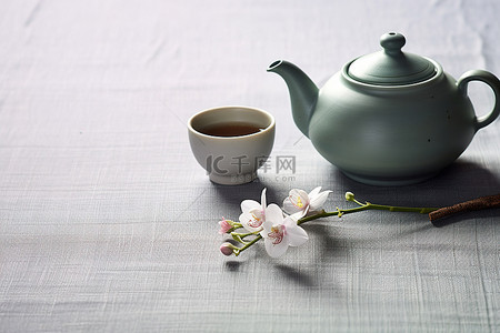 桌子上有一个茶壶和一杯茶