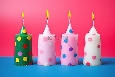 粉色底座上有四根不同颜色的蜡烛