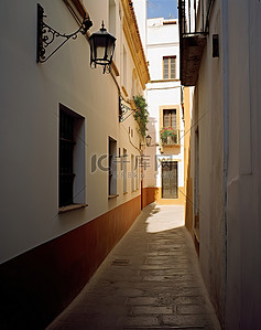 西班牙风背景图片_西班牙老城的狭窄通道，有几盏灯