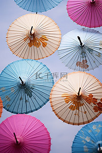 几把带有彩色棍子的小雨伞