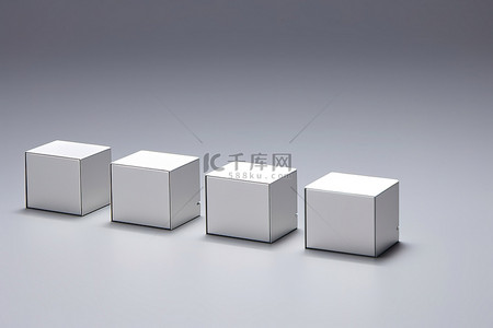 灰色背景下的桌子上显示五个小方块