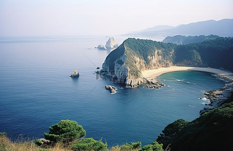 千代小牧是一座有悬崖和大海的山，俯瞰着美丽的岛屿风景