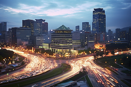 建筑大背景图片_黄昏时的首尔景观，有汽车和建筑物