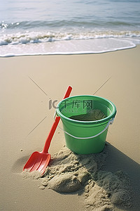 绿色的玩具背景图片_一个绿色的桶，上面有一个红色的勺子，坐在沙子上