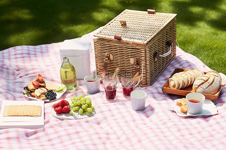 水果芋圆烧仙草背景图片_草坪上的野餐篮食物和饮料