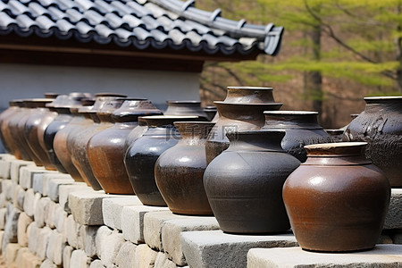 陶器背景图片_许多韩国陶器瓮放在石墙旁边
