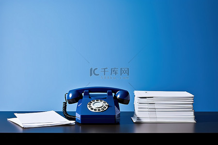 桌上办公用品背景图片_办公桌上有办公文件的电话