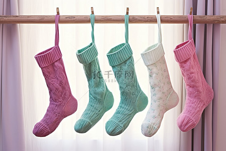 四只彩色袜子排列在悬垂物上