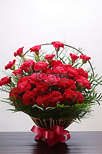 母亲节红色康乃馨背景图片_红色康乃馨与绿色植物混合的花束