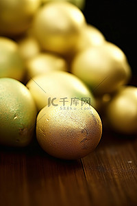 金鸡纳福背景图片_木桌上的金鸡蛋和香蕉