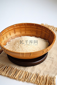 排骨米饭背景图片_竹席上的拉什碗和米饭