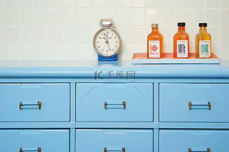 闹钟和瓶子前面有一个蓝色抽屉和木架子