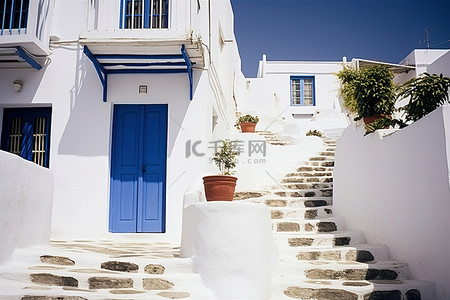 蓝色的门和白色的台阶通向一座白色的建筑
