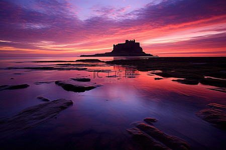 这张图片是海洋和城堡上的日落