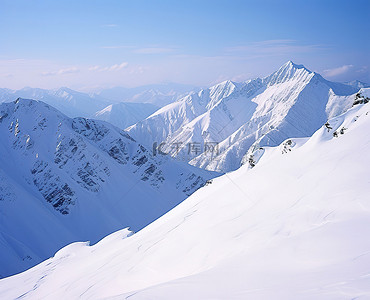 白雪覆盖的山脉和明亮的蓝天下的山脉