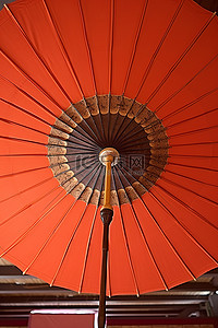 雨伞背景图片_建筑物的天花板上挂着一把橙色的雨伞