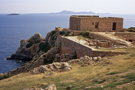 海边一座古老堡垒的图像