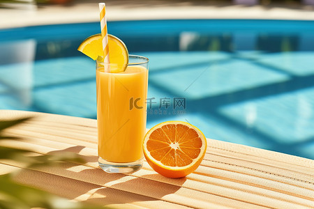 夏天橙背景图片_室内游泳池和木桌旁边的橙汁