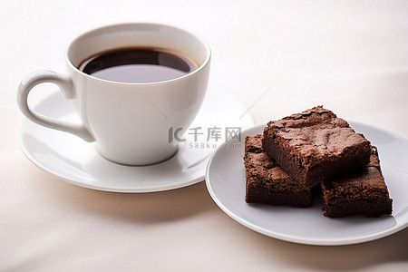 朗背景图片_一杯咖啡和一些白色的布朗尼蛋糕