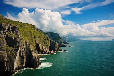 海环绕岛背景图片_悬崖峭壁，蓝色海洋环绕的海岸风光