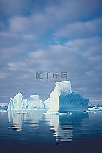 南极水域中的大型冰山