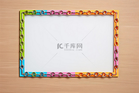 软木板上框架中由彩色塑料链制成的粉色或蓝色方形链条