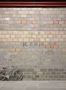 瓷砖墙，上面放着一辆自行车