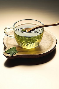 一杯绿茶，用勺子和杯子里的叶子