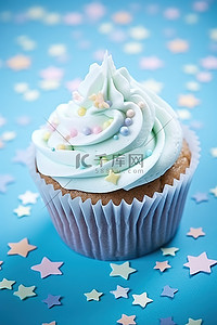 蓝色背景上有星星的磨砂纸杯蛋糕