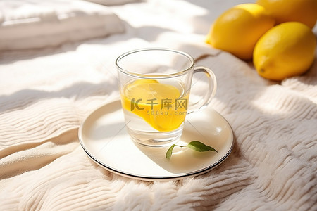 星空柠檬茶背景图片_健康的热茶或冷茶，毯子上加柠檬