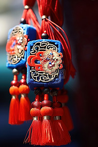 带有红色和蓝色流苏的中国幽灵灯笼