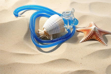 海洋贝壳背景图片_沙子背景中的蓝色海洋贝壳轻绳