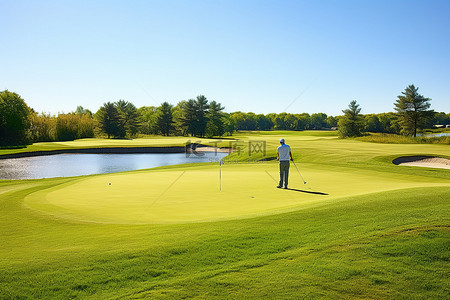 阳光明媚的一天，一名高尔夫球手正在高尔夫球场打第 18 洞