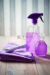 清洁卫生手绘背景图片_手绘紫色清洁喷雾和拖把放置在木质表面上