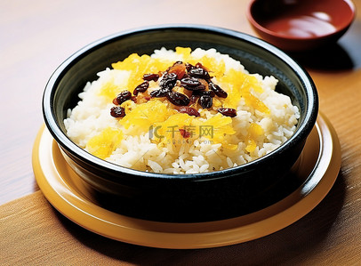一碗米饭放在一个黄色的盘子上