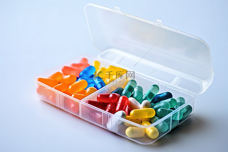塑料容器背景图片_一个透明的塑料容器，里面装有不同颜色的药丸