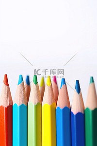 用品背景图片_白色背景下排成一排的彩色铅笔