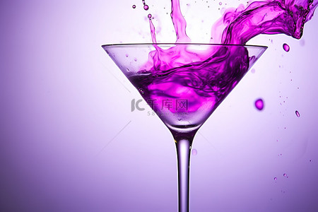 倾倒的酒杯背景图片_马提尼酒杯上的紫色油漆