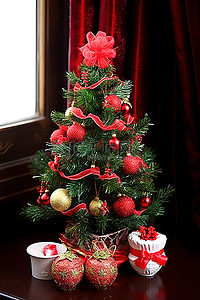 有红色装饰的小圣诞树