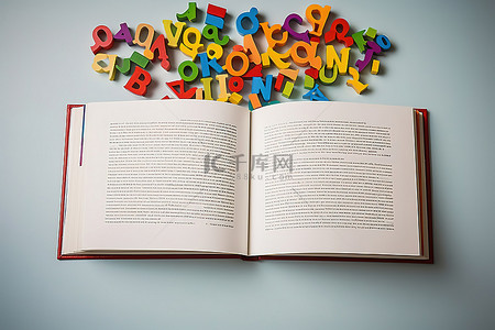 一本打开的书和周围的彩色字母