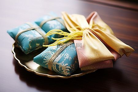 文化传统蓝色背景图片_蓝色小礼品袋中的日本零食