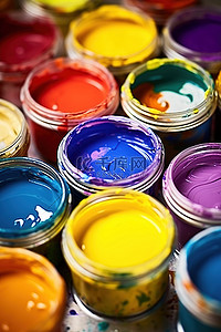 桌子上的罐子背景图片_桌子上的罐子里有多种油漆颜色可供选择