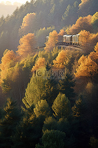 一列火车沿着树木覆盖的山坡行驶