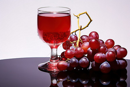 一杯红葡萄和一杯饮料