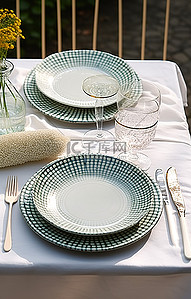 桌子上摆着盘子和银器