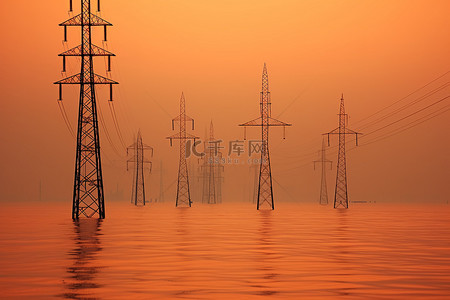 日落时一些电线塔矗立在水面上