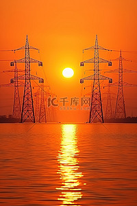夕阳下的人背景图片_水和夕阳下的船和电塔的照片
