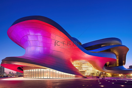 柏林博物馆岛背景图片_迪拜 srille 艺术博物馆大楼，紫色和黑色的灯光