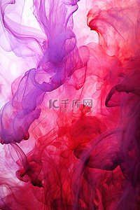 抽象的红色和紫色烟雾在空气中燃烧