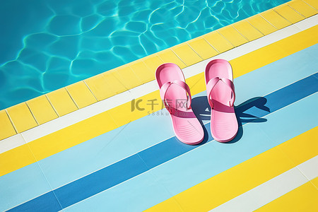 夏天拖鞋背景图片_蓝色泳池旁边的一双拖鞋和人字拖